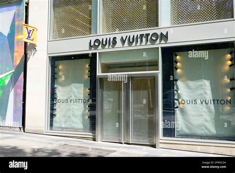 louis vuitton résidence éphémère champs-élysées|Magasin Louis Vuitton Champs.